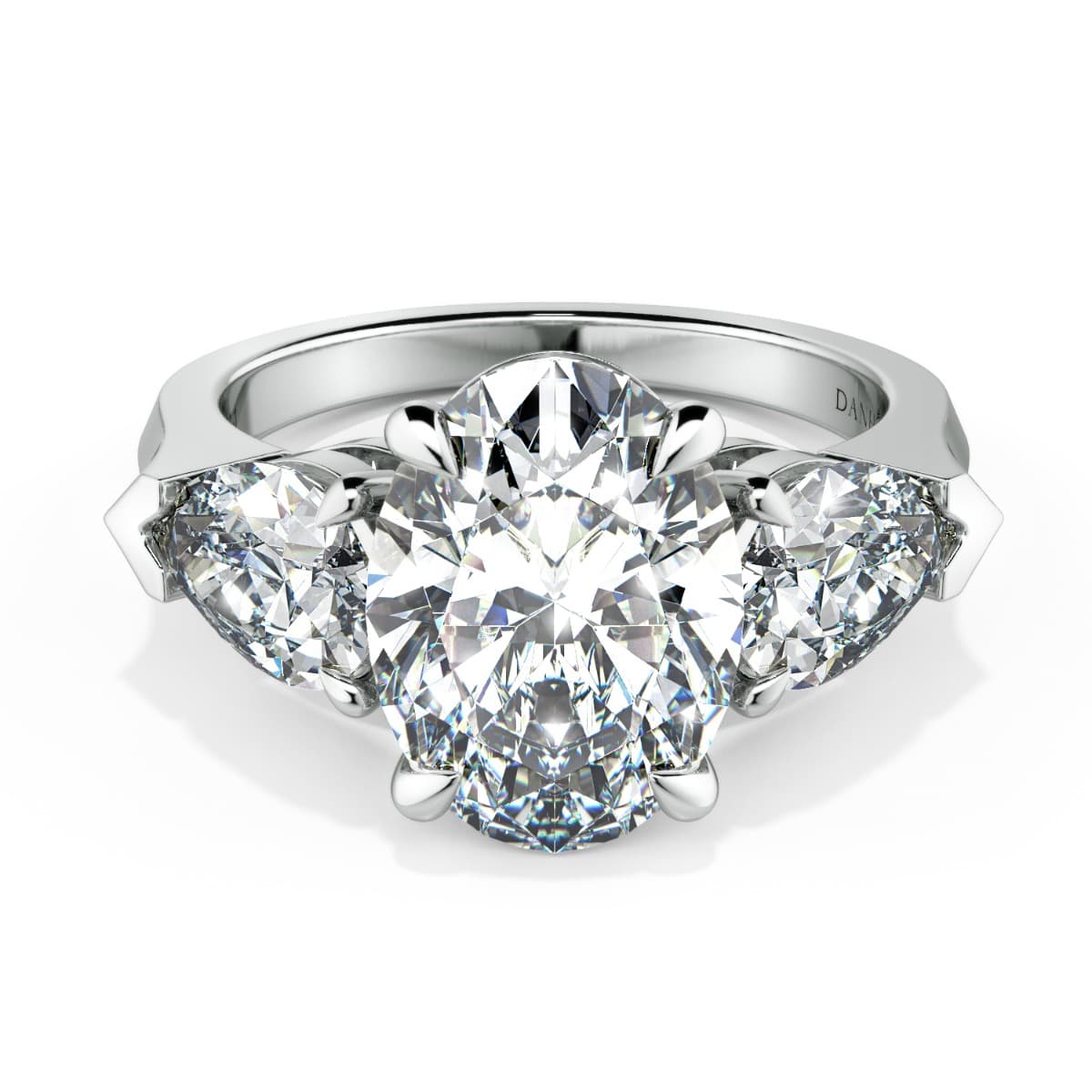 Norme de Three Stone Engagement Ring