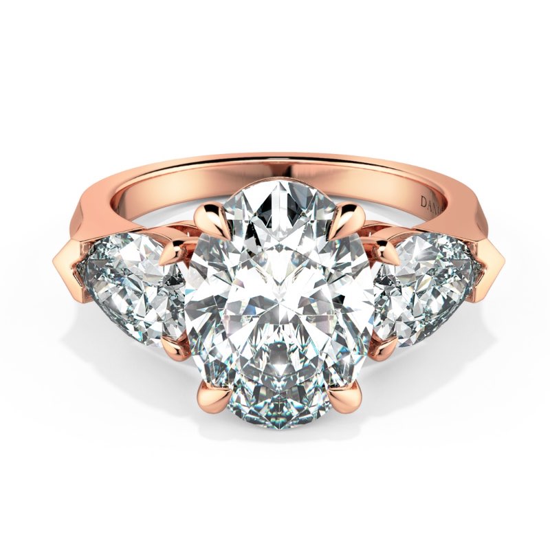 Norme de Three Stone Engagement Ring